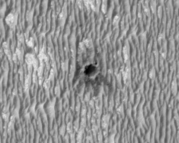 В момент съемки аппарат Opportunity находился на краю кратера Консепсьон. Фото Uahirise.org
