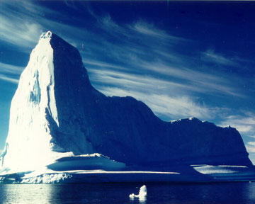 Таяние айсбергов существенно влияет на уровень Мирового океана. Фото Аbrosait.ru