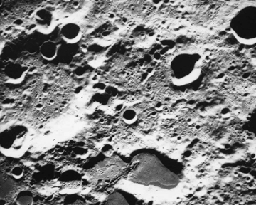 Согласно плану, на поверхности Луны появится необитаемая база. Фото Displaydisks.com