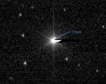 Тритон заинтересовал ученых, так как он практически является "братом-близнецом" Плутона. Фото NASA