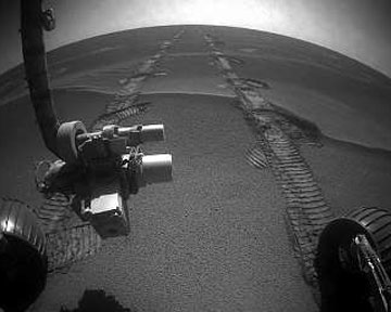 Следы, оставленные на Марсе "Оппортьюнити", и некоторые его приборы. Фото NASA/JPL