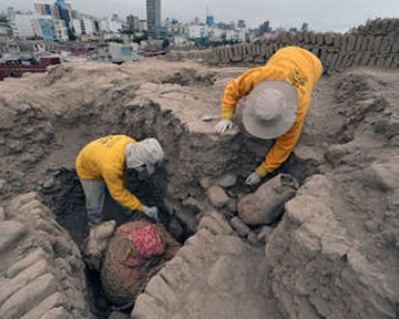 В гробнице нашли также ткани, керамические сосуды, корзины и кукурузные стебли. Фото AFP