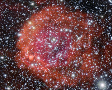 Помимо молодых звезд в скоплении есть также стареющие звезды. Фото eso.org